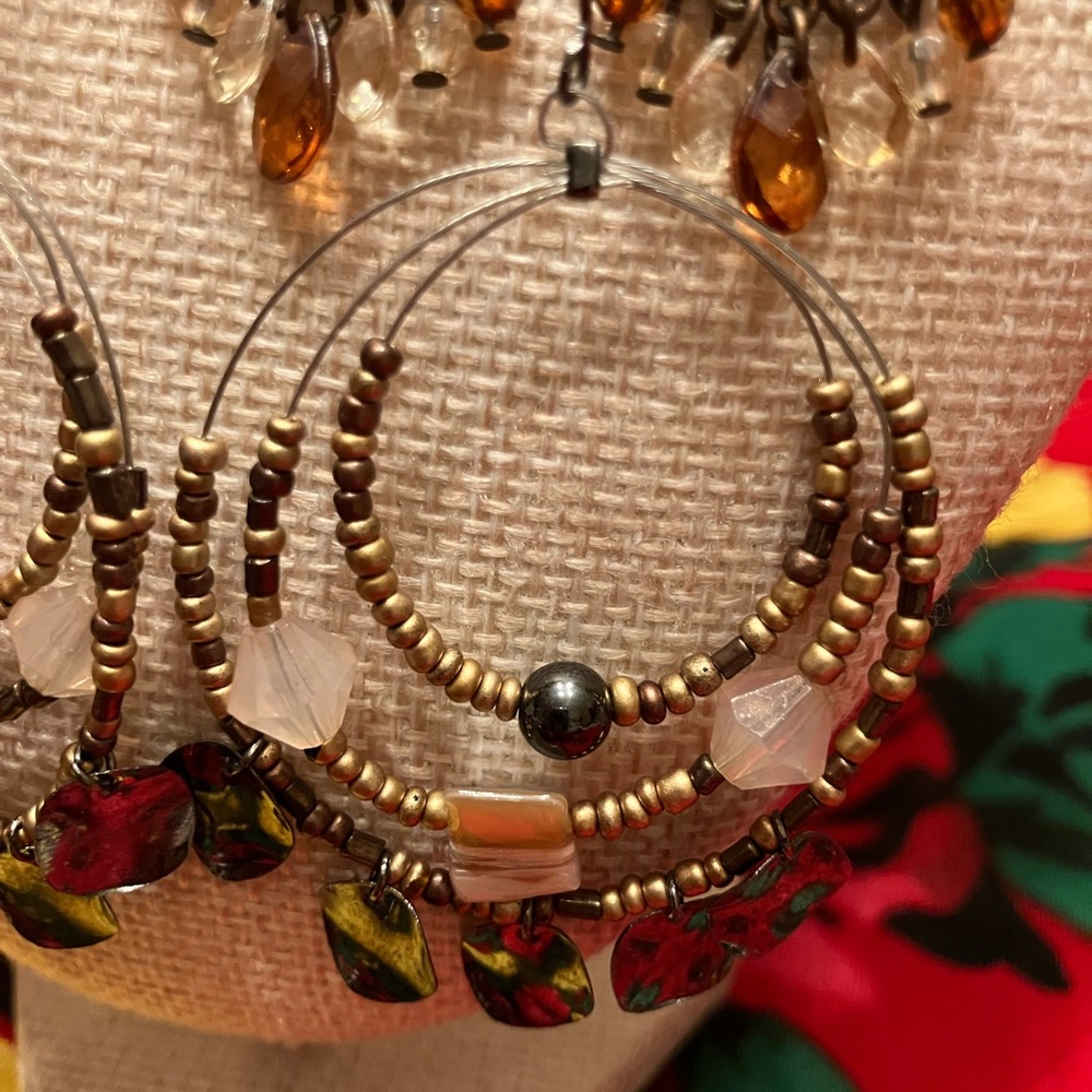Five pairs of pierced earrings in a variety of styles - Picture 6 of 12